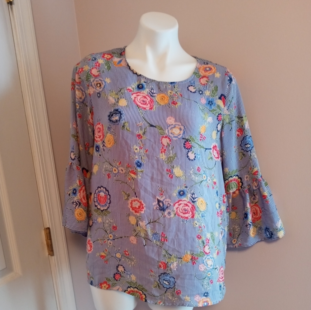 NWOT Tacera floral bell sleeve blouse